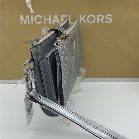 MICHAEL KORS PEYTON LG DOUBLE ZIP WRISTLET SILVER - Picture 4 of 16